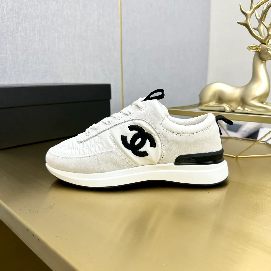 👟👟Ex-factory price 520👟👟 Chanel Chanel - 2024 counter top casual sports shoes This classic design; the upper is electro-embroidered with a variety of techniques; the outsole is fashionable and sporty; it is unusual to incorporate a variety of color matching elements... The diversified mix and match is very beautiful and versatile, casual, fashionable, sports and outdoor can be taken into account... ꫛꫀꪝ Go➫ Material: ❶Upper made of: Original imported mercerized velvet + double-layer breathable mesh ❷Inner use: Original imported breathable mesh ❸Outsole based on: Original T👟👟Factory price U combination outsole Counter boutique packaging complete set Women 35–41 Men 38-46